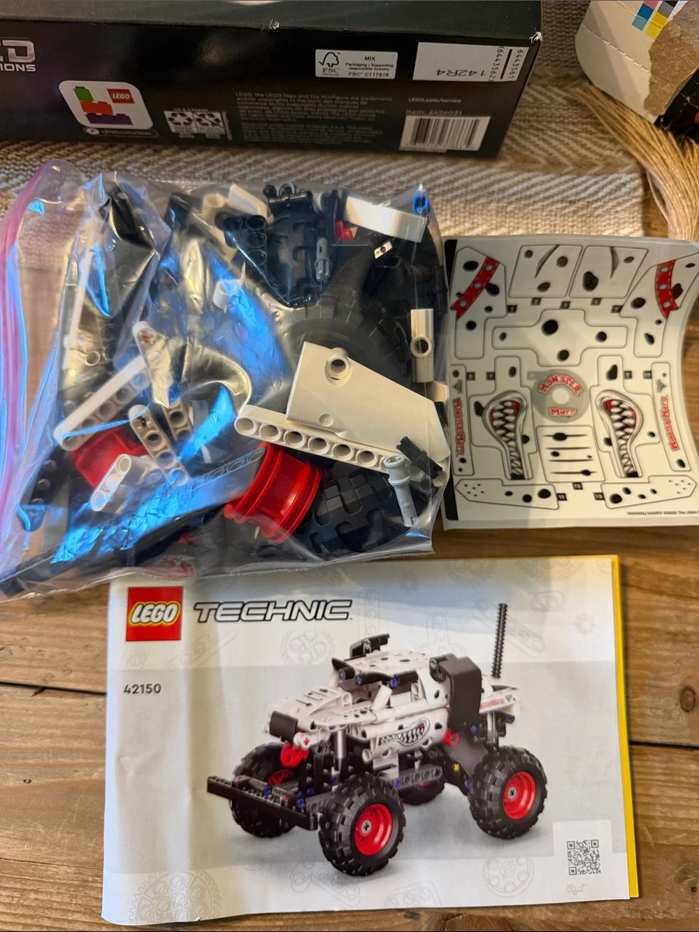 LEGO Speed Ferrari 812 76914 + Technic Monster Jam Monster Mutt Dalmatian 42150